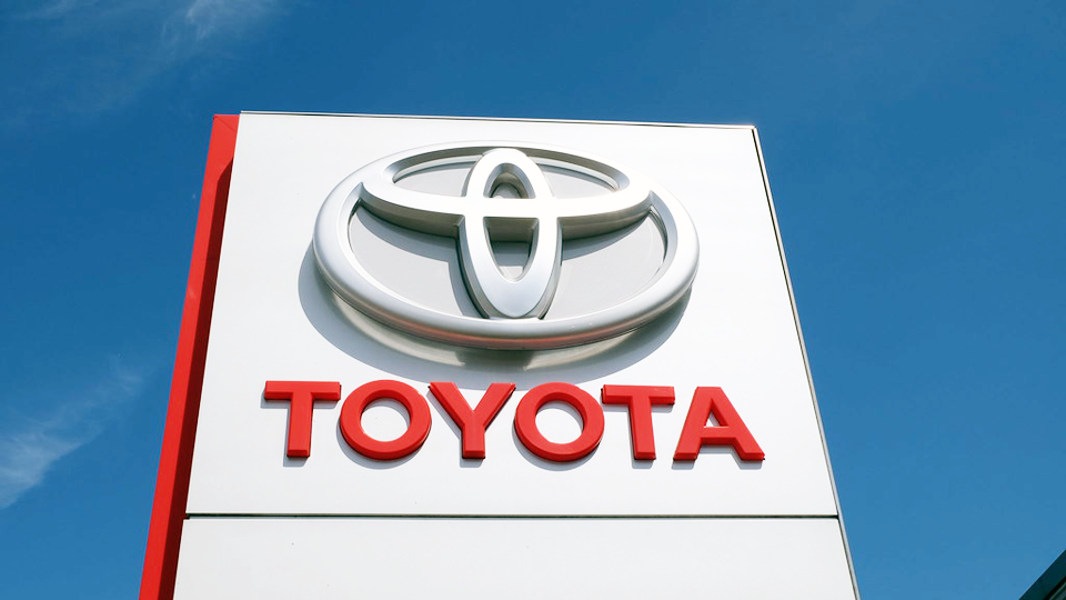 Imagen de logo de Toyota en edificio