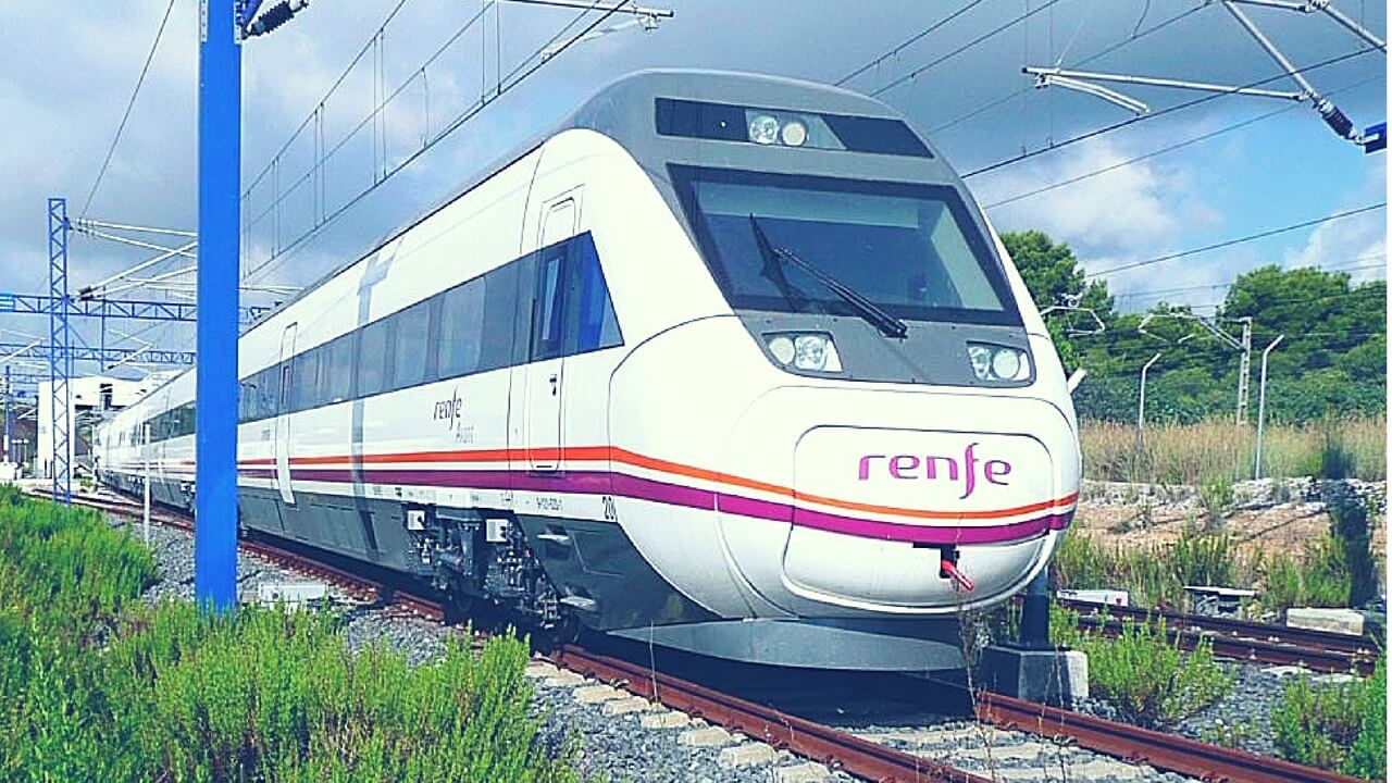 Tren de Renfe en una vía
