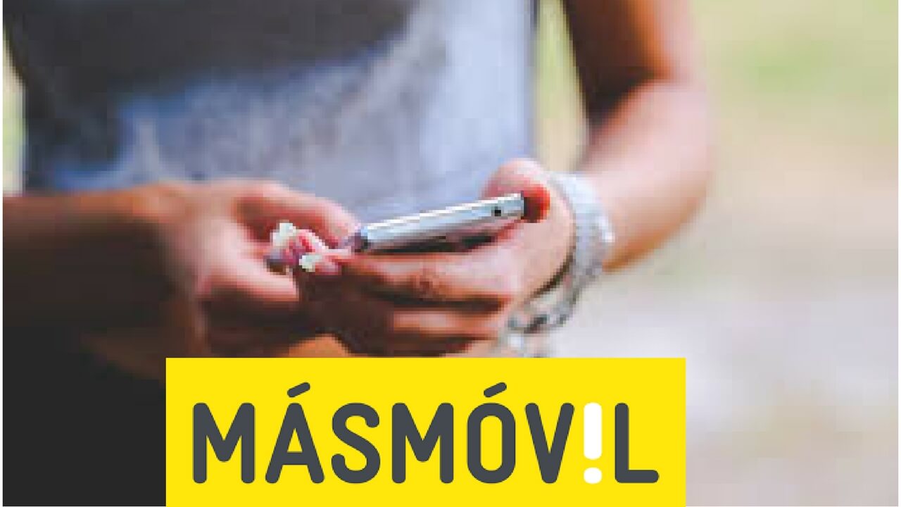 Manos con un móvil junto con el logotipo de MÁSMÓVIL