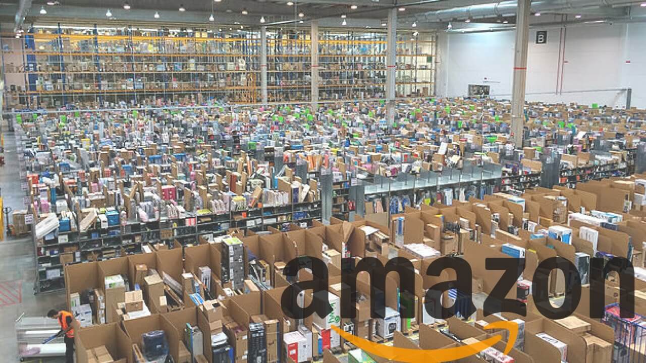 Logotipo de Amazon con una oficina de fondo