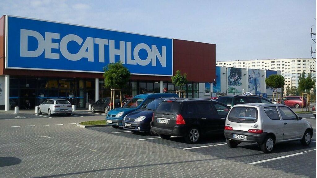 EasyFeedback Entrada de una tienda de Decathlon con su logotipo junto con un parking