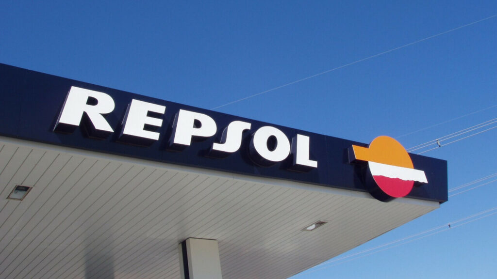 EasyFeedback Logotipo de Repsol en una gasolinera