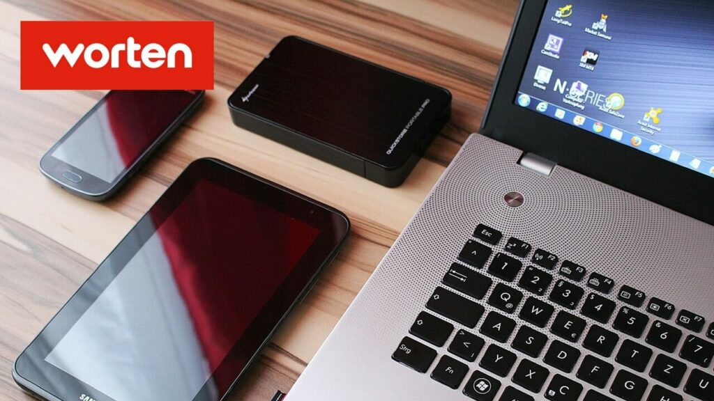 EasyFeedback Móvil, tableta y ordenador en una mesa y el logotipo de Worten