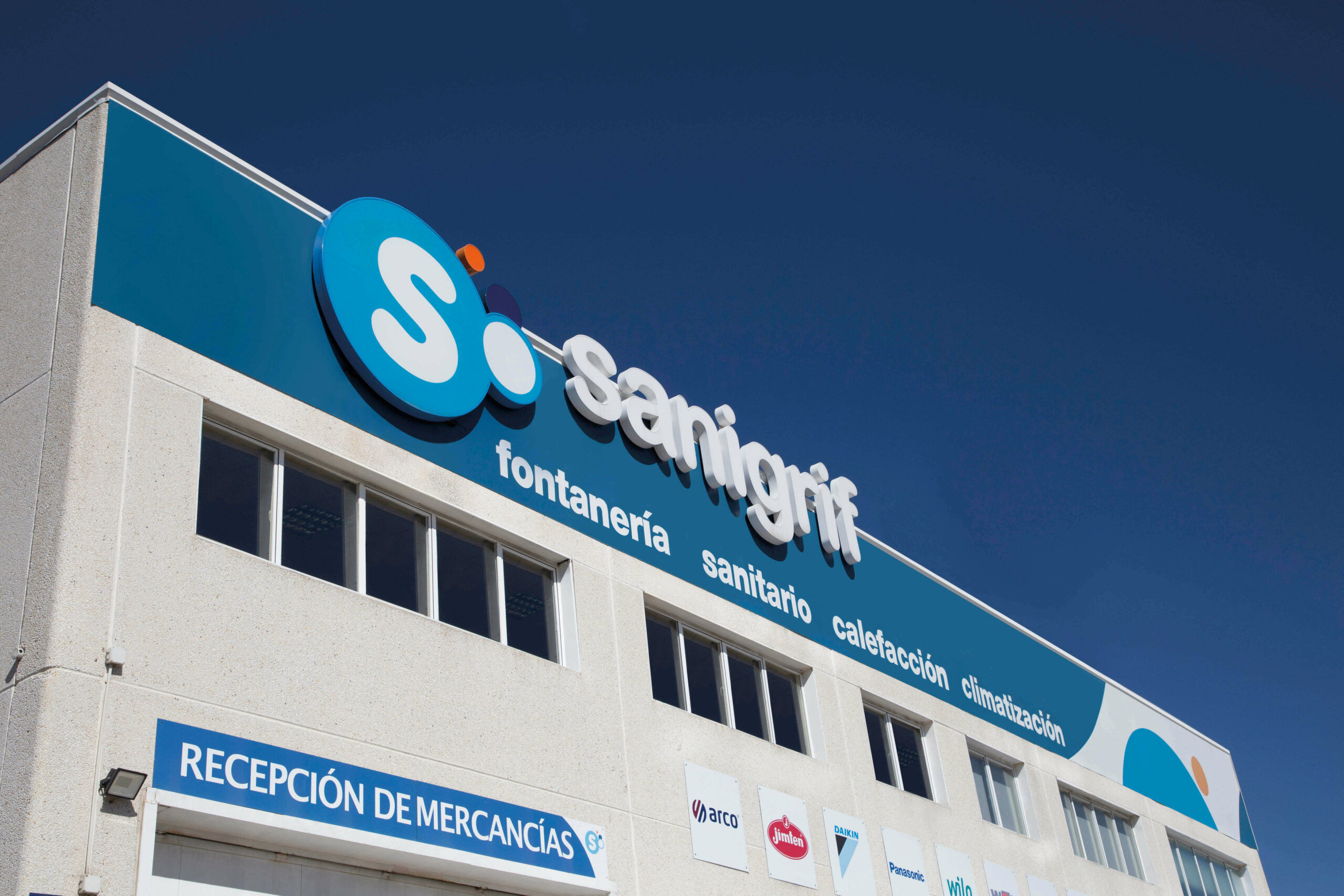 Fachada de almacén de Sanigrif en Alicante
