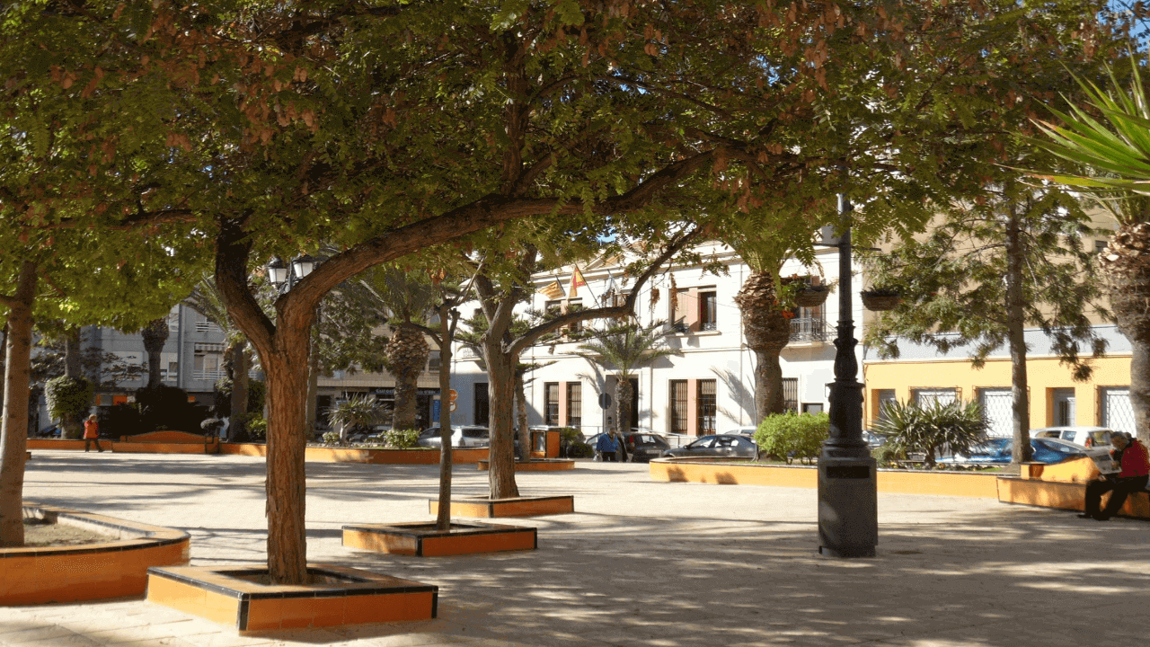 Plaza y fachada del Ayuntamiento de Torrevieja