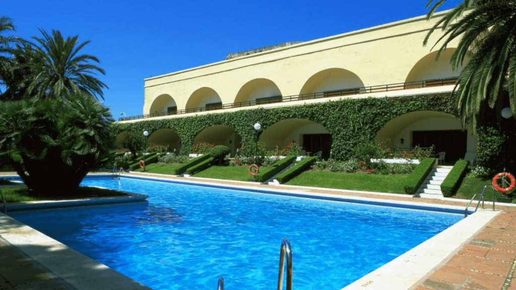 EasyFeedback Piscina y hotel del Parador de Turismo de Ceuta