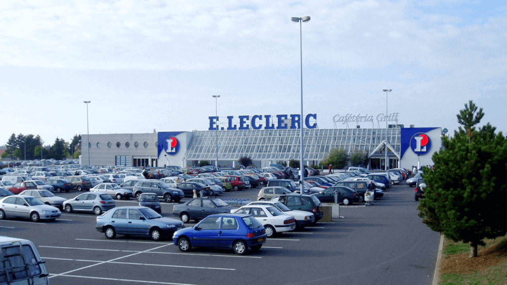 EasyFeedback parking con coches y la entrada principal del E Leclerc