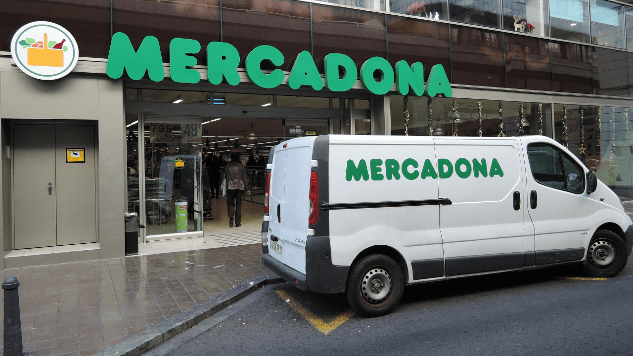 Entrada y furgoneta con el logotipo de Mercadona