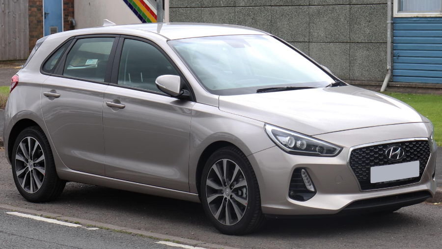 Coche Hyundai en gris metálico