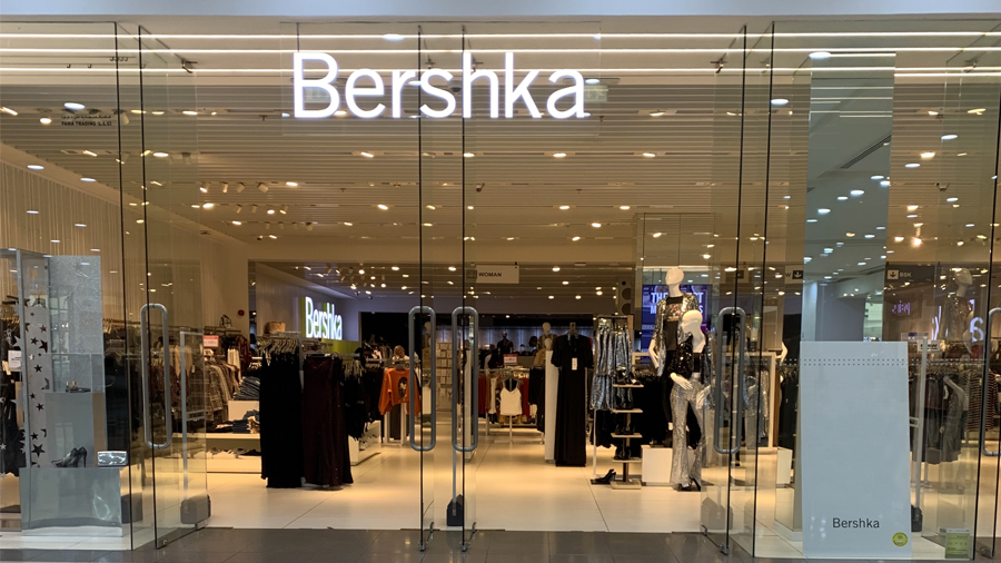 Puerta de tienda de Bershka