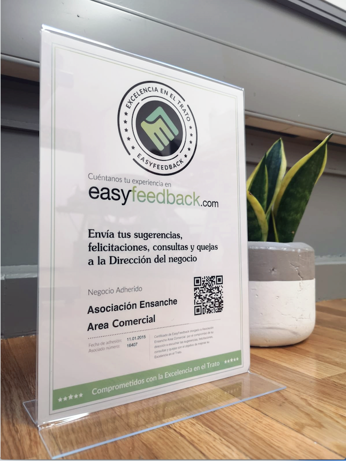 Certificado de EasyFeedback en un soporte en las oficinas de la Asociación de Ensanche Área Comercial