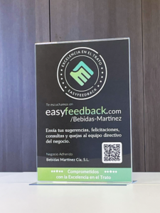 Certificado de color negro EasyFeedback PRO para Bebidas Martínez en su soporte